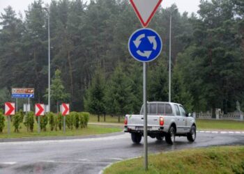Šioje žiedinėje sankryžoje pasiklysta Anykščių krašto svečiai.Autoriaus nuotr.
