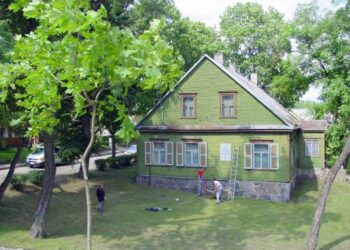 Karvelių šeimos namas Anykščiuose 2011 m. vasarą buvo paženklintas memorialine lenta su įrašu „Šiuose verslininko Jono Karvelio namuose 1925–1948 m. skambėjo Italijos ir Graikijos operos teatrų dainininkės Onos Zabielaitės-Karvelienės (Anos Zabello) balsas“. T. Kontrimavičiaus (VŽM) nuotrauka.