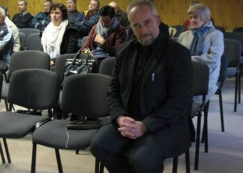 Andrioniškietė Prima Vaišvilienė (už senūno Sauliaus Rasalo nugaros, dešinėje) ironizavo, kad kapinėse jau galima laidoti tik stčiomis. Vidmanto ŠMIGELSKO nuotr.