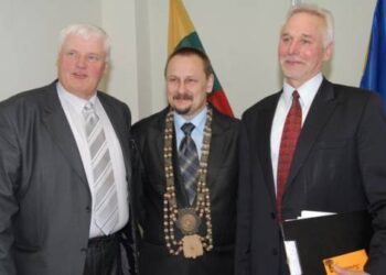 Šią savaitę trys rajono vadovai - vicemeras D.Krikštaponis, meras S.Obelevičius ir ADMINISTRACIJOS DIREKTORIUS V.JUODELIS - daug laiko praleis kartu. Jono JUNEVIČIAUS nuotr.