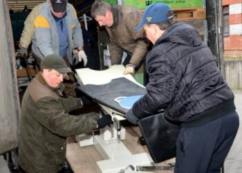 Anykščių ligoninės kieme iškraunama labdaros siunta iš Švedijos. Autoriaus nuotr.