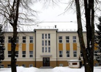 Buvusios Kavarsko vidurinės, o dabar pagrindine likusios mokyklos paskutinieji abiturientai sublizgėjo informatikos žiniomis. Nuotr. Jono JUNEVIČIAUS