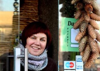 Florisrės Eugenijos Sudeikienės gėlių salono vitrina kasmet tampa vieta, kur žmonės ateina pasisemti idėjų, kaip šventiškai dekoruoti savo namus ar kontorą. Jono JUNEVIČIAUS nuotr.