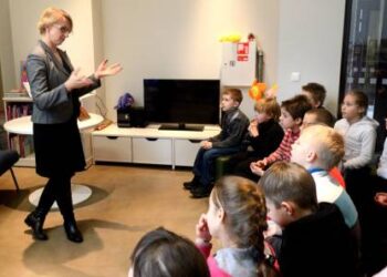Vaikų rašytojos Danguolės Kandrotienės susitikimu su vaikais šiandien prasidėjo knygos šventė. Autoriaus nuotr.