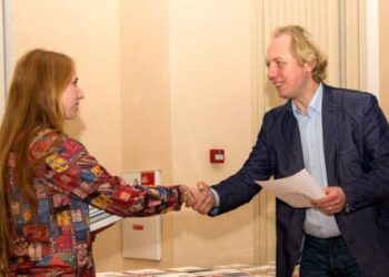 Laureatės diplomą Lidijai Koleinikovaitei įteikia Lietuvos fotomenininkų sąjungos pirmininkas Jonas Staselis. Alfredo Motiejūno nuotr.