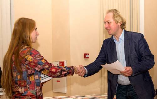 Laureatės diplomą Lidijai Koleinikovaitei įteikia Lietuvos fotomenininkų sąjungos pirmininkas Jonas Staselis. Alfredo Motiejūno nuotr.