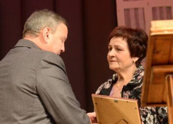 Anykščių meįgaliųjų draugijos pirmininkė Aldona Šerėnienė už paramą dėkojo verslininkui UAB „Žiburys“ direktoriui Valdui Makauskui. Autoriaus nuotr.