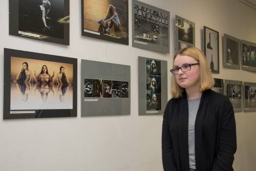 Gabrielė Vetkinaitė apdovanota už nuotraukų serijas „Ryšys“ ir „Paieškos“.Alfredo Motiejūno nuotr.