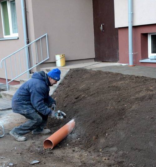 Vanduo dabar iš lietvamzdžio telkšos kieme...Autoriaus nuotr.