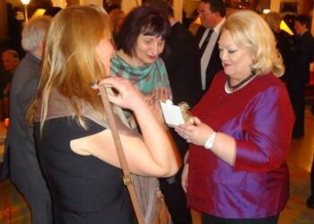 Prancūzijos ambasadorei Maryse Berniau kalėdinė dovana iš mokytojos Laimos Juzėnienės ir muziejininkės Kristinos Kiaušaitės rankų.
