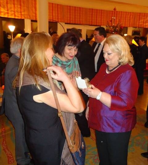 Prancūzijos ambasadorei Maryse Berniau kalėdinė dovana iš mokytojos Laimos Juzėnienės ir muziejininkės Kristinos Kiaušaitės rankų.
