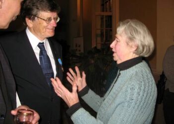 Mokytoja S. Pakalnienė su mokslininku istoriku prof. habil. dr. Antanu Tyla Anykščių koplyčioje 2009-ųjų rudenį. T. Kontrimavičiaus nuotrauka.