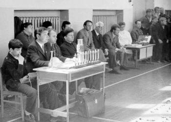 Imtynių treneris ir teisėjas J. Pajarskas (sėdi prie stalo) prieš keturis dešimtmečius buvo Anykščių rajono imtynių turnyro teisėjas. 1974 m. Izidoriaus Girčio nuotrauka.