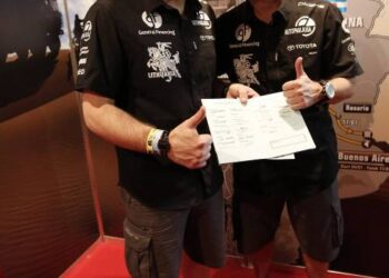 Iki kol „General Financing - Autopaslauga by Pitlane“ komandos inžinieriai pradėjo daryti techninius formalumus, mažą kryžiaus kelią nueiti turėjo ir B. Vanagas su Andrejumi Rudnickiu. Jie gerą valandą rinko įvairias atžymas dokumentuose, klausė instruktažų ir panašiai administracinėje komisijoje.Gedmanto Kropio muotr.