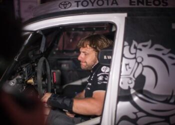 Benediktas Vnagas priverstas vairuoti automobilį su rankos įtvaru. Elijaus KNIEŽAUSKO nuotr.