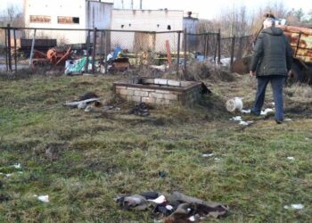 Sprogimo banga, cisternos dangtį pjovusį darbuotoją nubloškė kelis metrus.  Jono JUNEVIČIAUS nuotr.