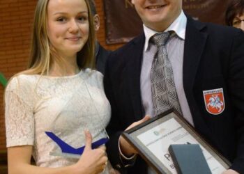 Karate treneris, juodojo diržo meistras Eugenijus Šilaika ir jo auklėtinė Aistė Širvinskaitė.  Jono JUNEVIČIAUS nuotr.