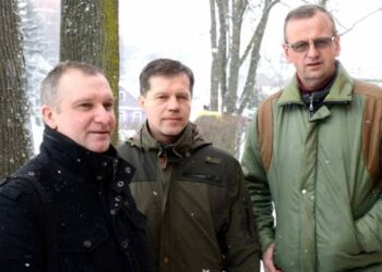 Biologas Darius Stončius (viduryje) Anykščių rajone atrado du naujus piliakalnius. Tai patvirtino ir šiandien prie jų apsilankę archeologai Zenonas Baubonis (kairėje) ir doc. dr. Gintautas Zabiela. Jono JUNEVIČIAUS nuotr.