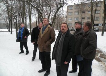 Ministras Šarūnas Birutis (centre) apžiūrėjo, kaip atrodo Kultūros centro pastatas iiš nefasadinės pusės.