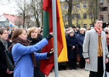 Lietuvos valstybės vėliavą pakėlė jaunųjų profesionalų programos „Kurk Lietuvai“ projektų vadovai Eimantas Matulaitis ir Miglė Satkauskaitė bei Anykščių pirminės sveikatos priežiūros centro padalinio valdybos narė, Anykščių moterų centro „Ievos namai“ inciatyvinės grupės narė, Lietuvos Nikolajaus Rericho draugijos narė Ledina Kaladienė. Autoriaus nuotr.