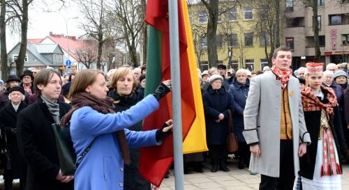 Lietuvos valstybės vėliavą pakėlė jaunųjų profesionalų programos „Kurk Lietuvai“ projektų vadovai Eimantas Matulaitis ir Miglė Satkauskaitė bei Anykščių pirminės sveikatos priežiūros centro padalinio valdybos narė, Anykščių moterų centro „Ievos namai“ inciatyvinės grupės narė, Lietuvos Nikolajaus Rericho draugijos narė Ledina Kaladienė. Autoriaus nuotr.