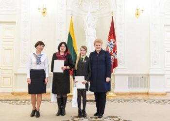 Traupio pagrindinės mokyklos direktorė Janina Palikevičienė (antra iš kairės) ir jos mokinė Indrė Musteikytė kartu su Prezidente Dalia Grybauskaitė. Lietuvos Prezidentūros nuotrauka.