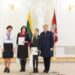 Traupio pagrindinės mokyklos direktorė Janina Palikevičienė (antra iš kairės) ir jos mokinė Indrė Musteikytė kartu su Prezidente Dalia Grybauskaitė. Lietuvos Prezidentūros nuotrauka.