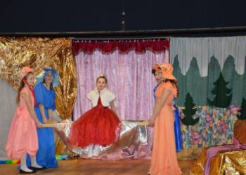 Kaip ir visuomet, Aulelių vaikų globos namų teatro grupės „Spindulėlis“ pasirodymas buvo žaismingas, spalvingas ir nuotaikingas.