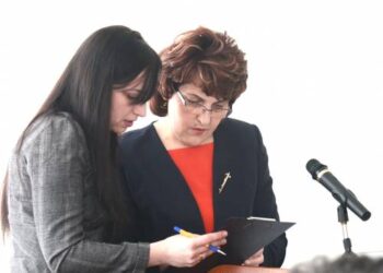 Anykščių rajono rinkimų komisijos pirmininkė Janina Kuliešienė (dešinėje) teigia, kad kelis kartus žiūrėjo Tarybos narių priesaikų įrašą. Jono JUNEVIČIAUS nuotr.