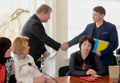 Anykščių rajono meras Kęstutis Tubis spaudžia dešinę Ukrainos delegacijos vadovui Pavelui Gorinovui. Autoriaus nuotr.