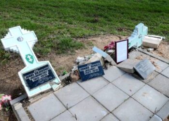 Balandžio 11 – osios naktį prie kelio Dabužiai – Kavarskas suniokoti trys kryžiai Lietuvos partizanams Jonui Slučkai, Jonui Binkiui ir Jonui Bajorūnui atminti. Jono JUNEVIČIAUS nuotr.
