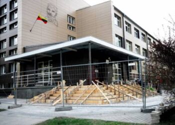 „Anykštos“ skaitytojai yra pastebėję, kad prie senosios valdžios UAB „Anrestas“ statybininkai gimnazijos renovacijos darbus atlikdavo mažomis grupelėmis – po3-4- ir tik esant gražiam orui. Pasikeitus rajono valdžiai, prie nepabaigtų darbų tenka grįžti ir šeštadieniais. Jono JUNEVIČIAUS nuotr.