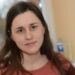 Anykščių PSPC šeimos gydytoja Aurika Treščenko pati nuo erkinio encefalito pasiskiepijo, kai rankoje rado riebią erkę. Jono JUNEVIČIAUS nuotr.