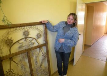 Socialinio darbuotojo padėjeja Lidija Liutkutė prie vieno iš antram gyvenimui prikeltų langų rėmų.