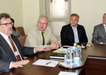 Renginyje kalbėjo ir Anykščių ligoninės vyr. gydytojas, Lietuvos ligoninių asociacijos prezidentas Dalis Vaiginas (antras iš kairės).