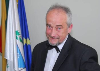 Anykščių rajono savivaldybės administracijos direktorės pavaduotojas Saulius Rasalas su žiniasklaidos pagalba tikisi papildyti varlyčių kolekciją. Jono JUNEVIČIAUS nuotr.