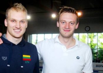 Giedrius Titenis plaukė jam įprastu būdu – krūtine, o Panevėžio „Žemynos“ plaukikas Mindaugas Sadauskas – laisvu stiliumi.  Autoriaus nuotr.