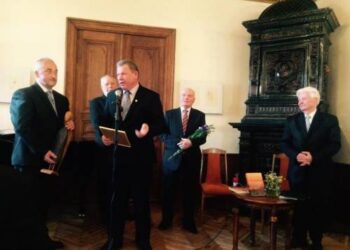 Rašytoją Antaną Drilingą sveikina meras Kęstutis Tubis ir savivaldybės administracijos direktorės pavaduotojas Saulius Rasalas. Miglės GALVONAITĖS nuotr.