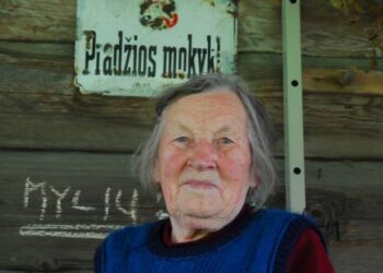 Adelė Jočienė mokytojavo Kurkleliuose. Ant mokyklos aukšto rado Smetonos laikų pradžios mokyklos iškabą su nudaužtu Vytimi, kuris dabar kabo ant senosios trobos sienos.