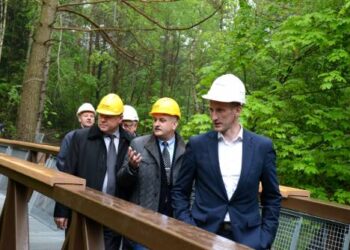 Lajų taku grožisi (iš dešinės)  Aplinkos viceministras Linas Jonauskas, Valstybės saugomų teritorijų tarnybos vadovas Albertas Stanislovaitis ir Anykščių rajono meras Kęstutis Tubis. Autoriaus nuotr.