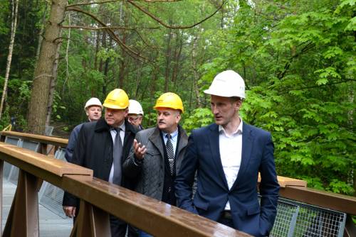 Lajų taku grožisi (iš dešinės)  Aplinkos viceministras Linas Jonauskas, Valstybės saugomų teritorijų tarnybos vadovas Albertas Stanislovaitis ir Anykščių rajono meras Kęstutis Tubis. Autoriaus nuotr.