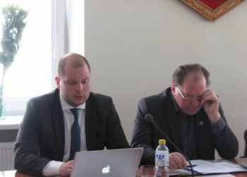 Trišalėje taryboje, rajono Tarybos narys Lukas Pakeltis (kairėje) - savivaldybės interesų neatstovaus. Vidmanto ŠMIGELSKO nuotr.