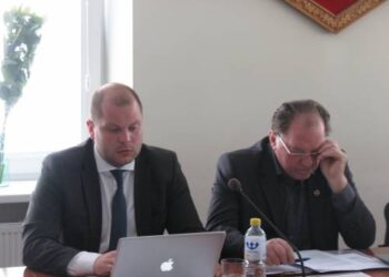 Trišalėje taryboje, rajono Tarybos narys Lukas Pakeltis (kairėje) - savivaldybės interesų neatstovaus. Vidmanto ŠMIGELSKO nuotr.