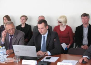 Antanas Baura (kairėje), praėjusį ketvirtadienį, rajono taryboje posėdžiavo paskutinį kartą šioje kadencijoje. Vidmanto ŠMIGELSKO nuotr.