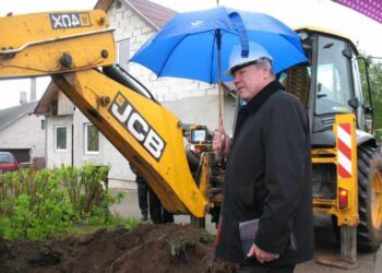 Šilumos trasos griovio kasimas pradėtas gegužės viduryje.  Ir meras Kęstutis Tubis buvo griovio "starto" vietoje... Vidmanto ŠMIGELSKO nuotr.