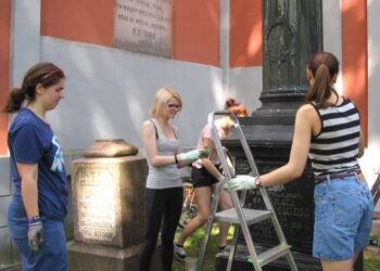 Moksleivius nudžiugino ir nustebino susitikimas su kapinėse paminklą restauravusia buvusia Anykščių kūrybos ir dailės mokyklos mokine, dabar dailės akademijos studente Julija Musteikyte. Arūno Vilkončiaus nuotr.