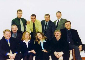 Darius Gudelis ir jo komanda jaunystėje... Liberalai prieš 2002 metų Anykščių rajono Tarybos rinkimus.