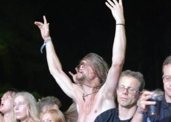 „Velnio akmens“ festivalis išskirtinis į Anykščius suplūstančių kelių tūkstančių svečių skaičiumi? Jei tikėsime Anykščių savivaldybės kartas nuo karto pateikiamais skaičiais - lankytojų būna tik truputį daugiau, nei įprastą statistinę dieną apsilankančių turistų Anykščiuose.