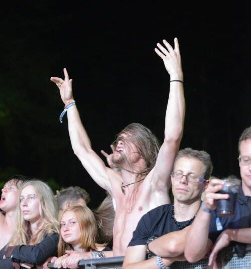 „Velnio akmens“ festivalis išskirtinis į Anykščius suplūstančių kelių tūkstančių svečių skaičiumi? Jei tikėsime Anykščių savivaldybės kartas nuo karto pateikiamais skaičiais - lankytojų būna tik truputį daugiau, nei įprastą statistinę dieną apsilankančių turistų Anykščiuose.