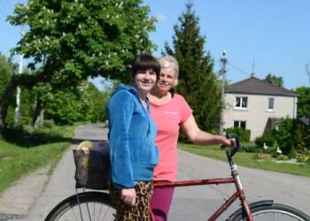 Elmininkų gatvelėje – bendruomenės pirmininkė Dalia Mateikienė ir buhalterė Rūta Bužinskaitė.